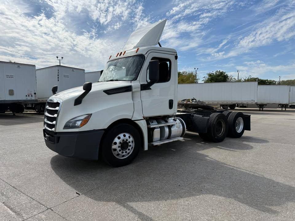 2018 Freightliner Cascadia image 2