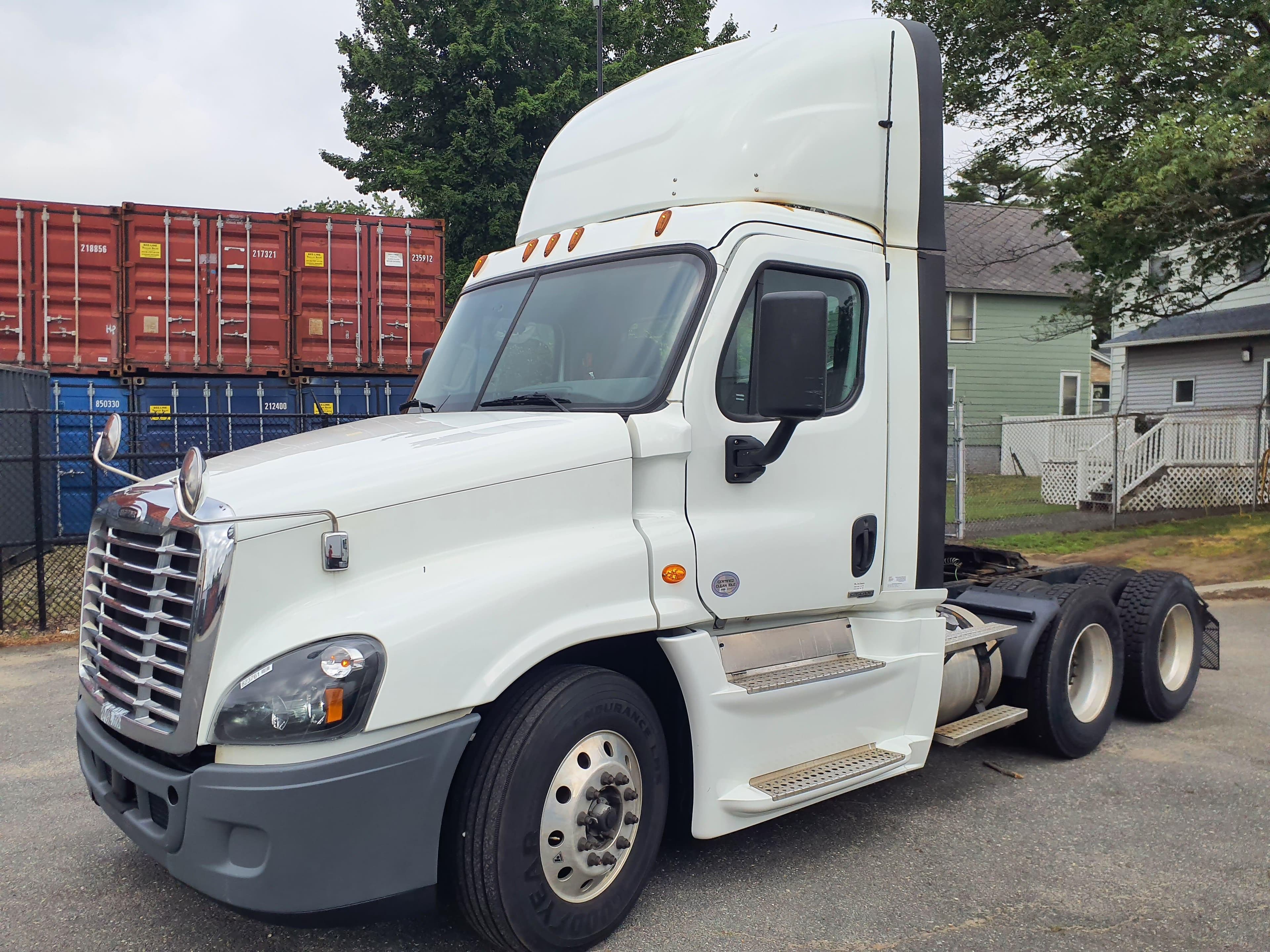 Used 2019 FREIGHTLINER Conventional - Day Cab - CASCADIA 125 image 1