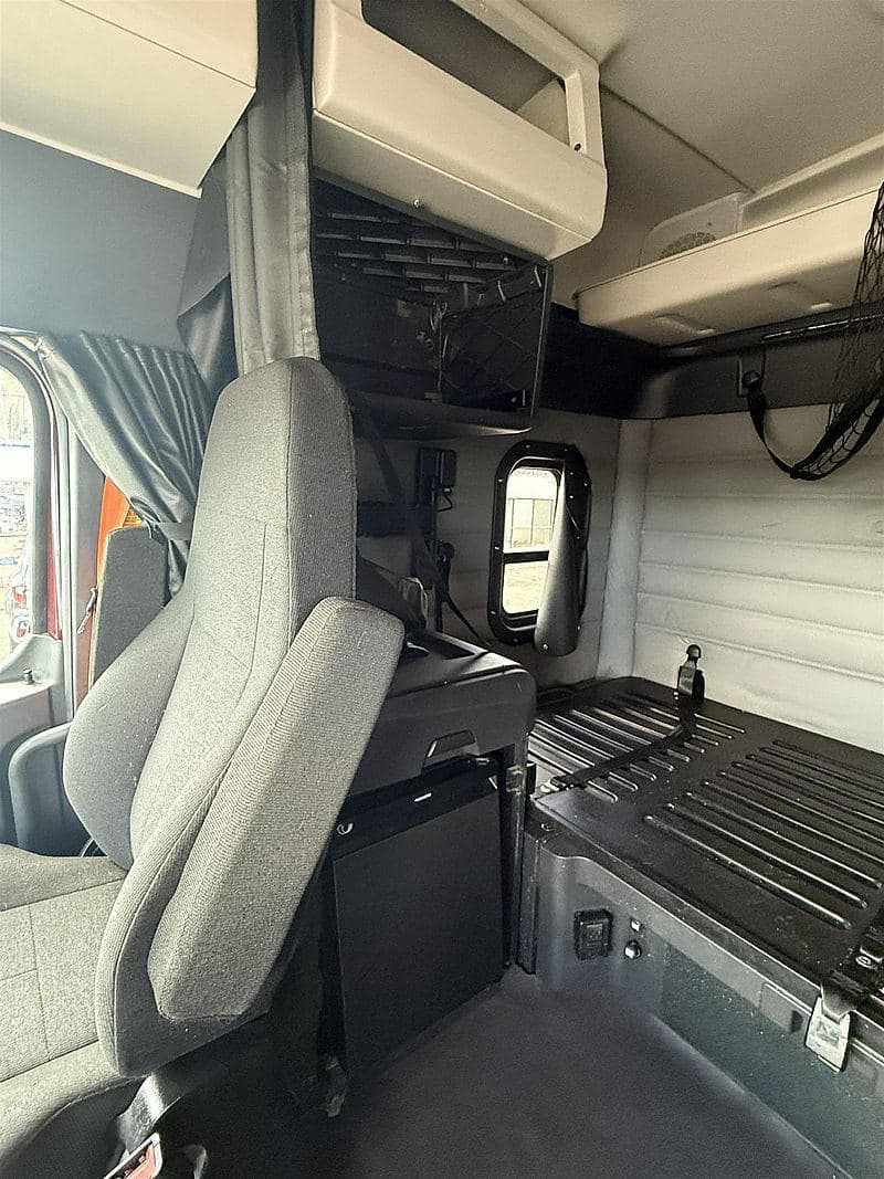 2020 Freightliner Cascadia 126 image 8