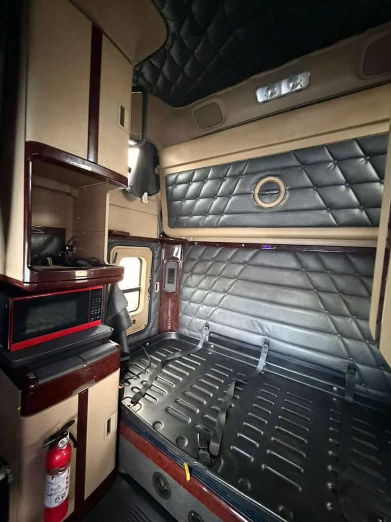 2021 Freightliner SD122 image 12