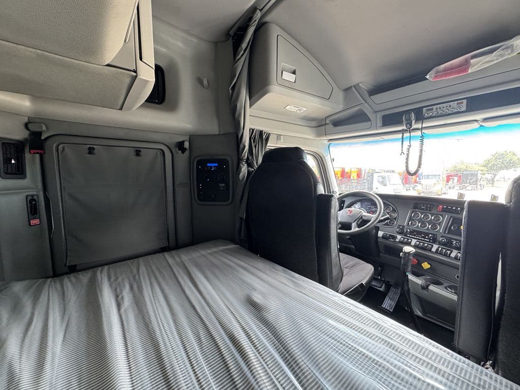 Used 2021 KENWORTH T880 image 17