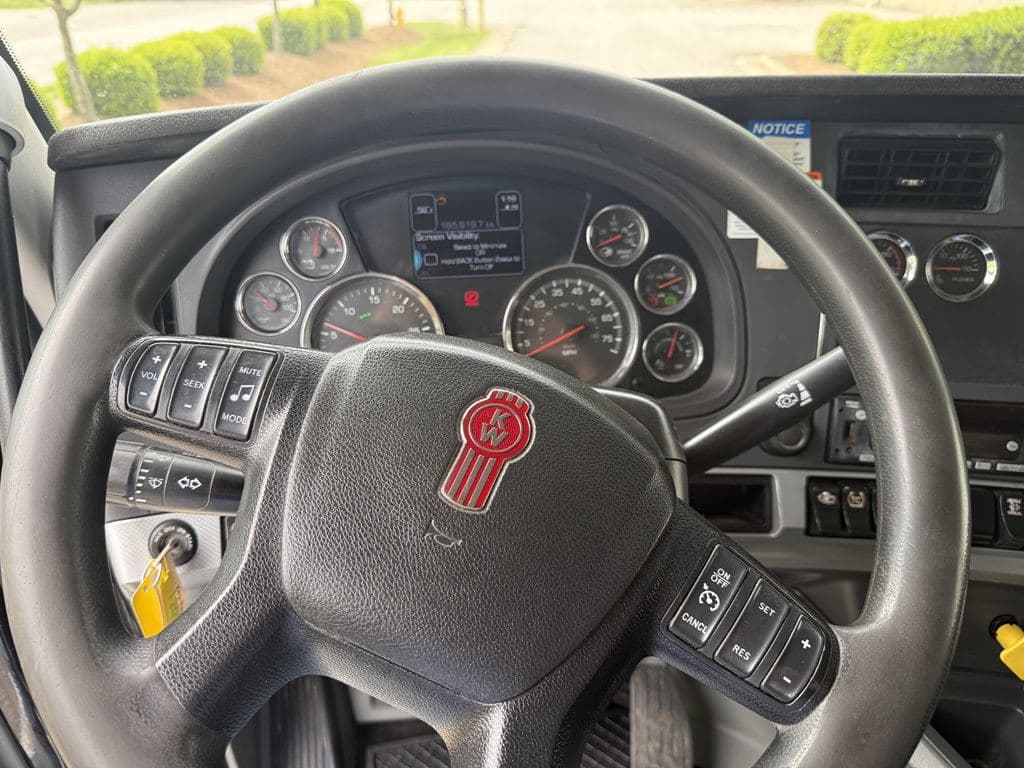 Used 2021 KENWORTH T880S image 16