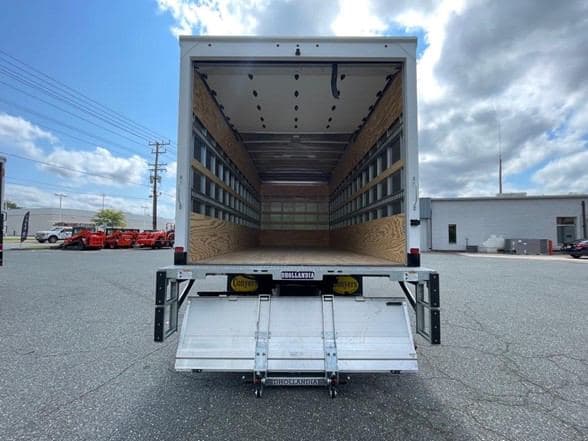 2025 Isuzu NRR image 18