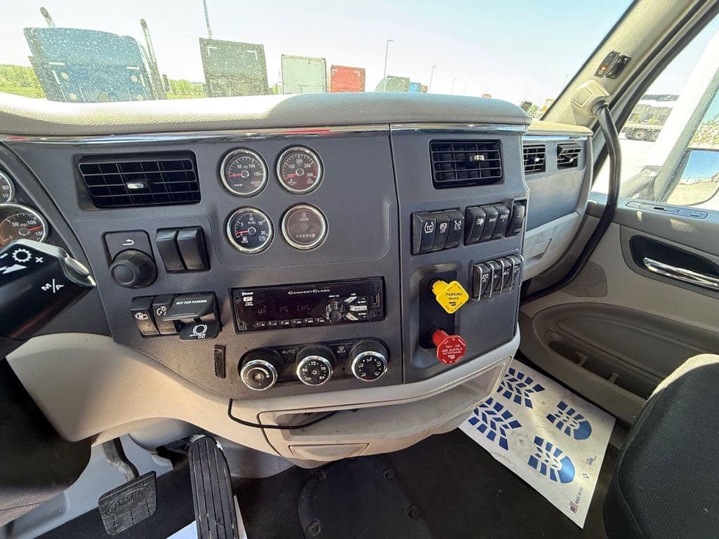Used 2020 PETERBILT 567 image 13