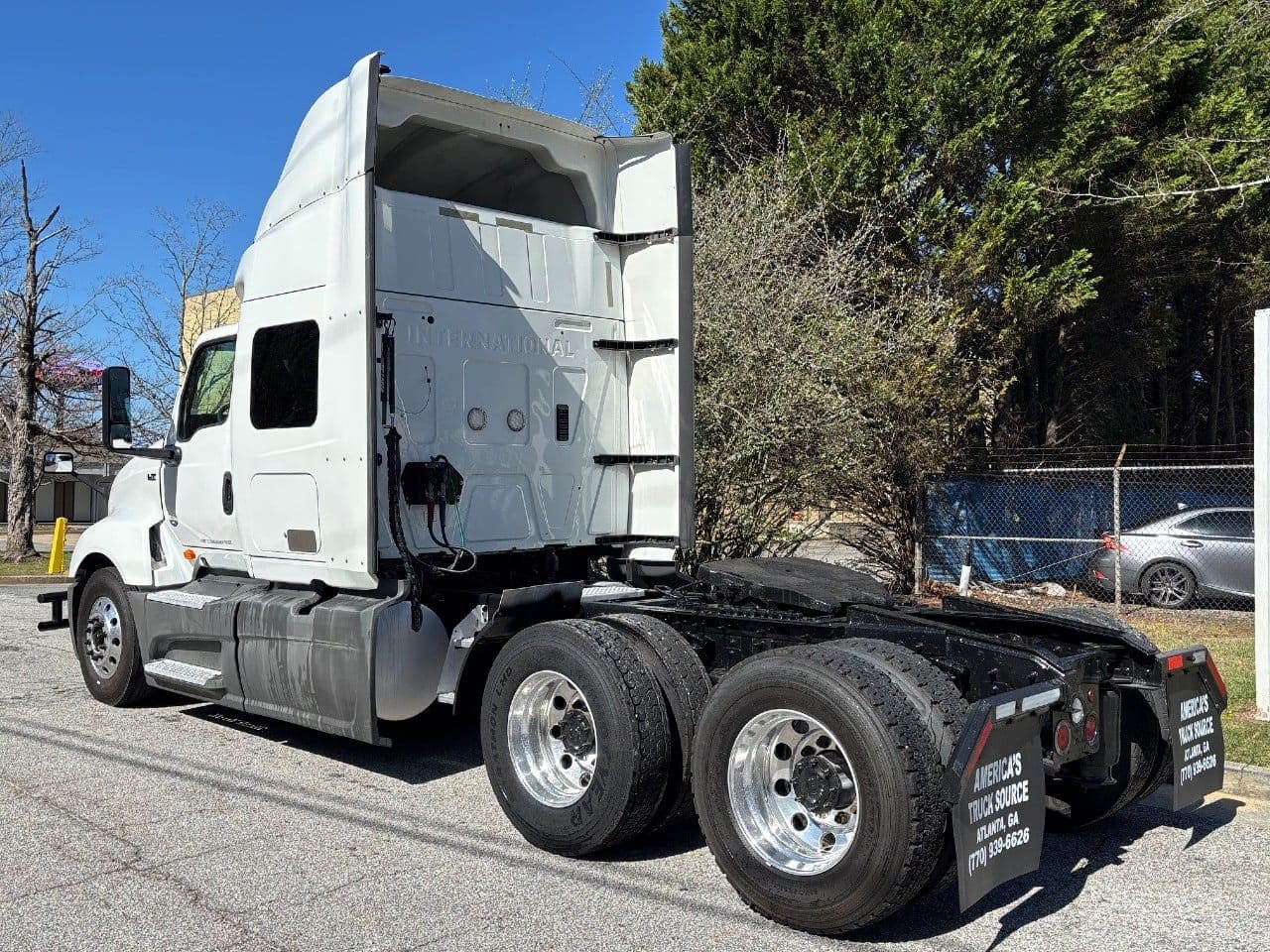 2018 International LT625 image 3