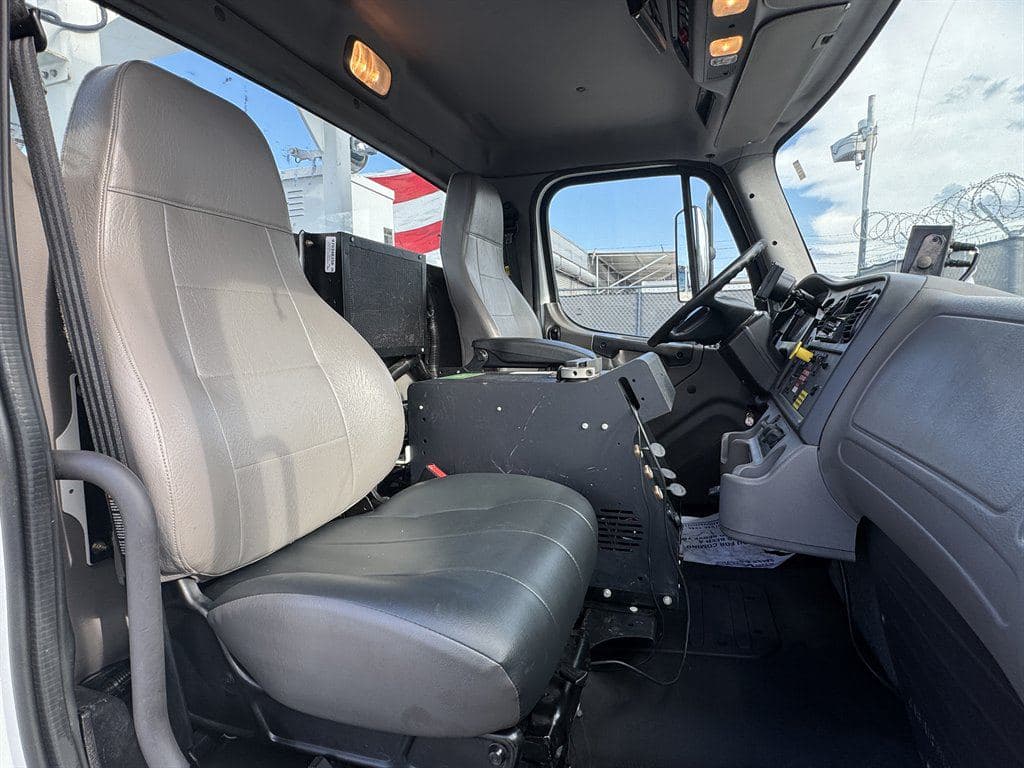 2018 Freightliner M2-106 image 57
