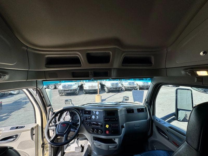2022 Peterbilt 579 image 39