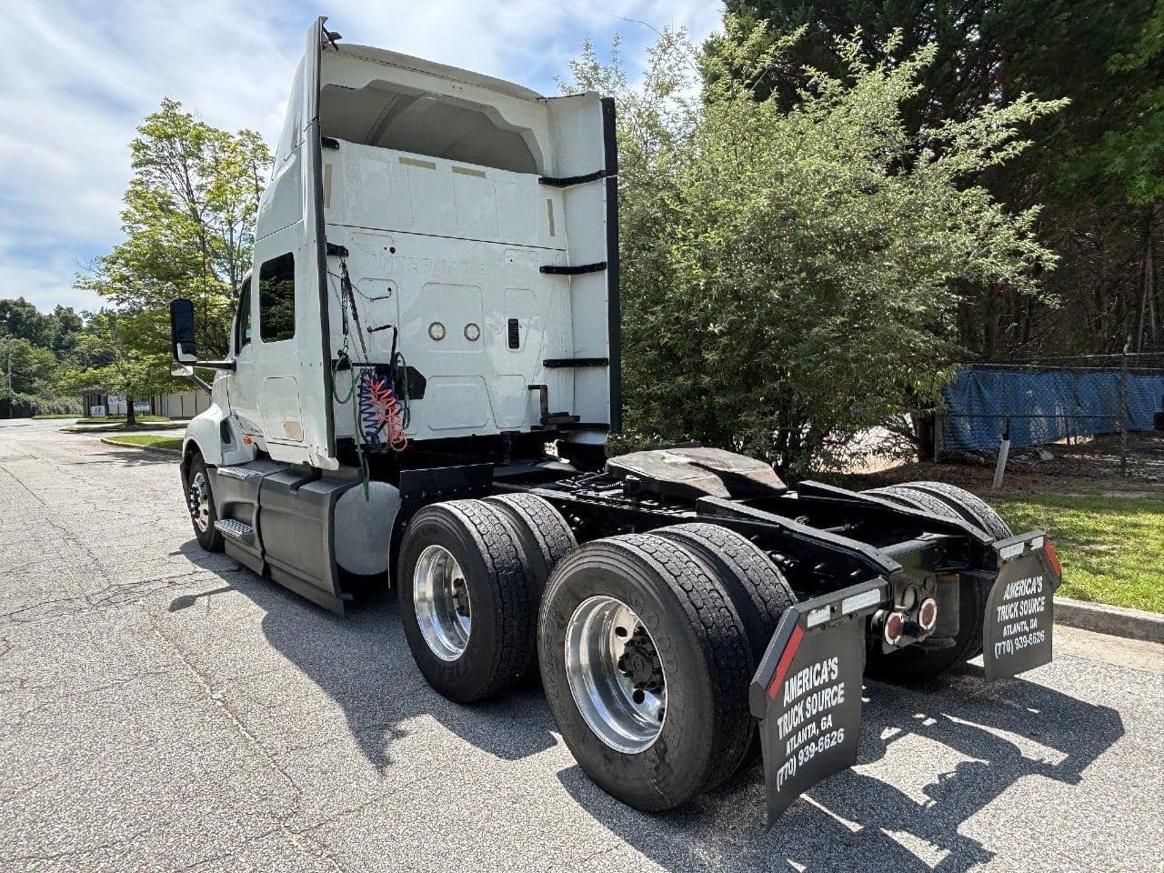 2018 International LT625 image 8