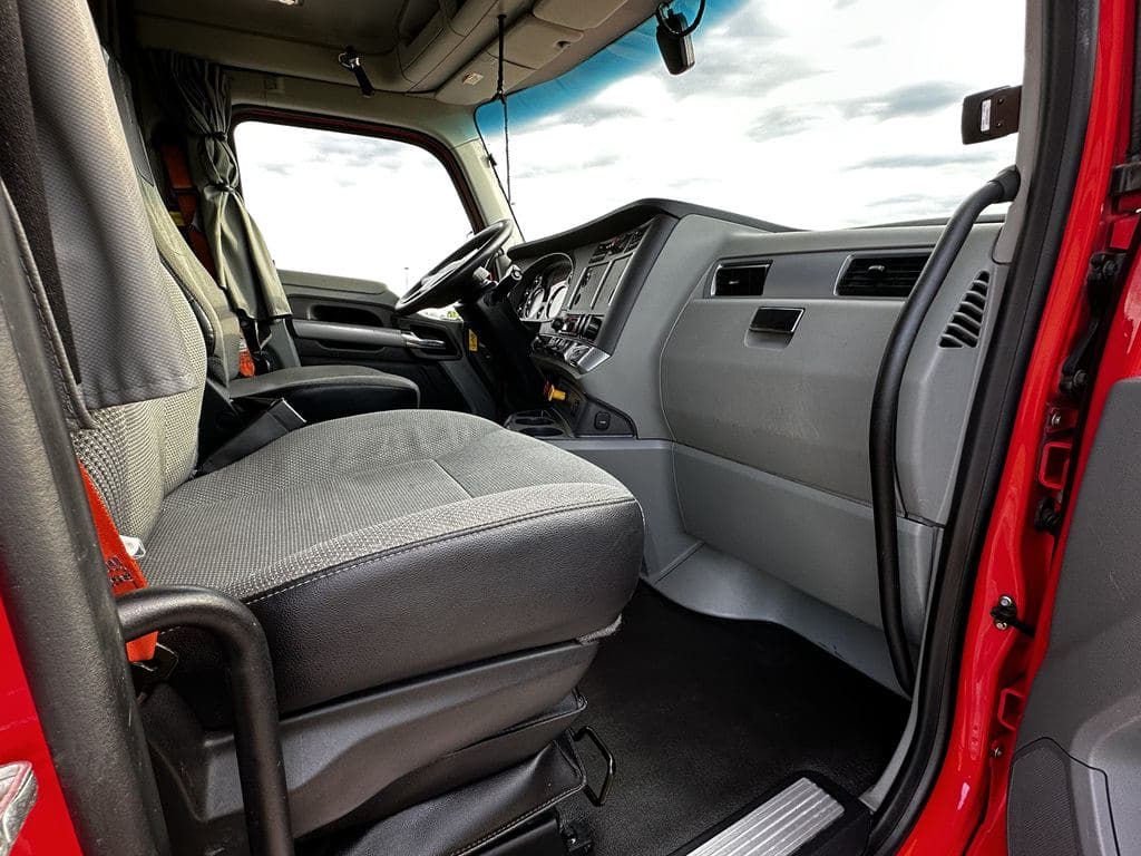 Used 2022 PETERBILT 579 image 5