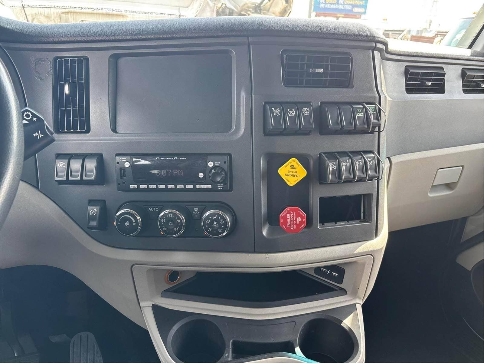 2023 Peterbilt 579 image 7