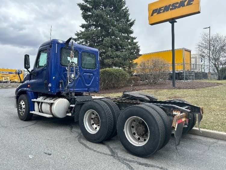 Used 2018 FREIGHTLINER Conventional - Day Cab, Tractor - CASCADIA 125 image 4