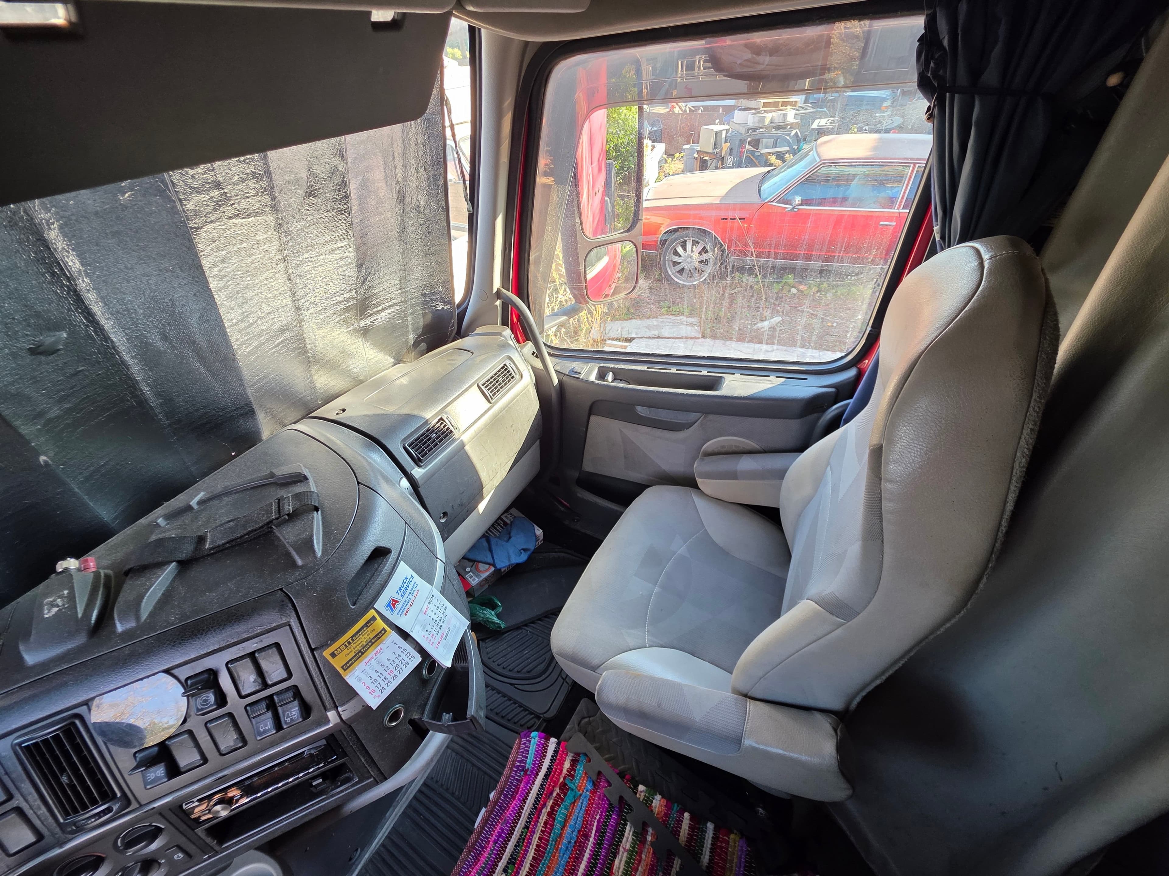 2005 Volvo VNL image 17