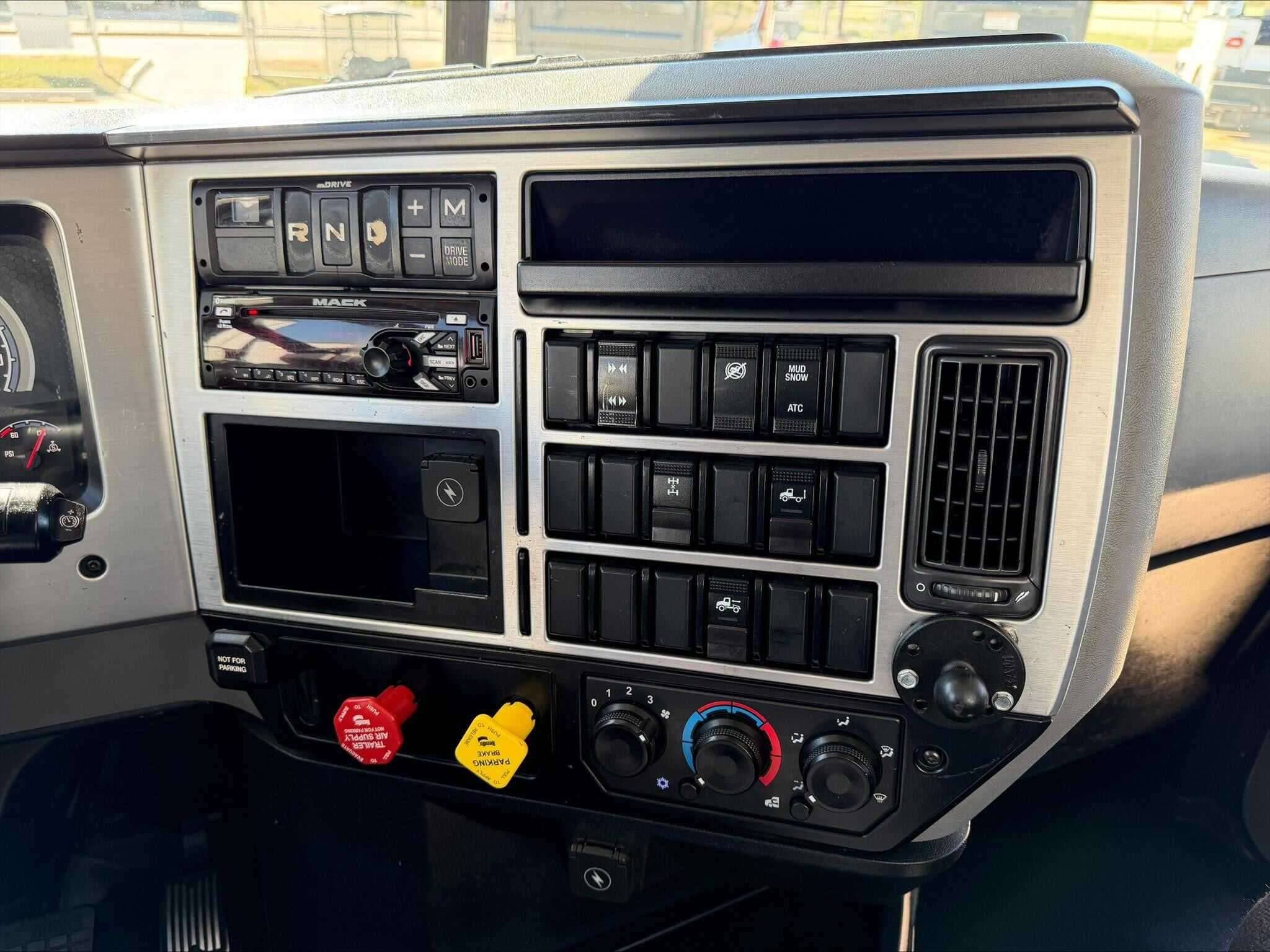 Used 2021 MACK ANTHEM Conventional - Day Cab in Oklahoma City, OK image 19