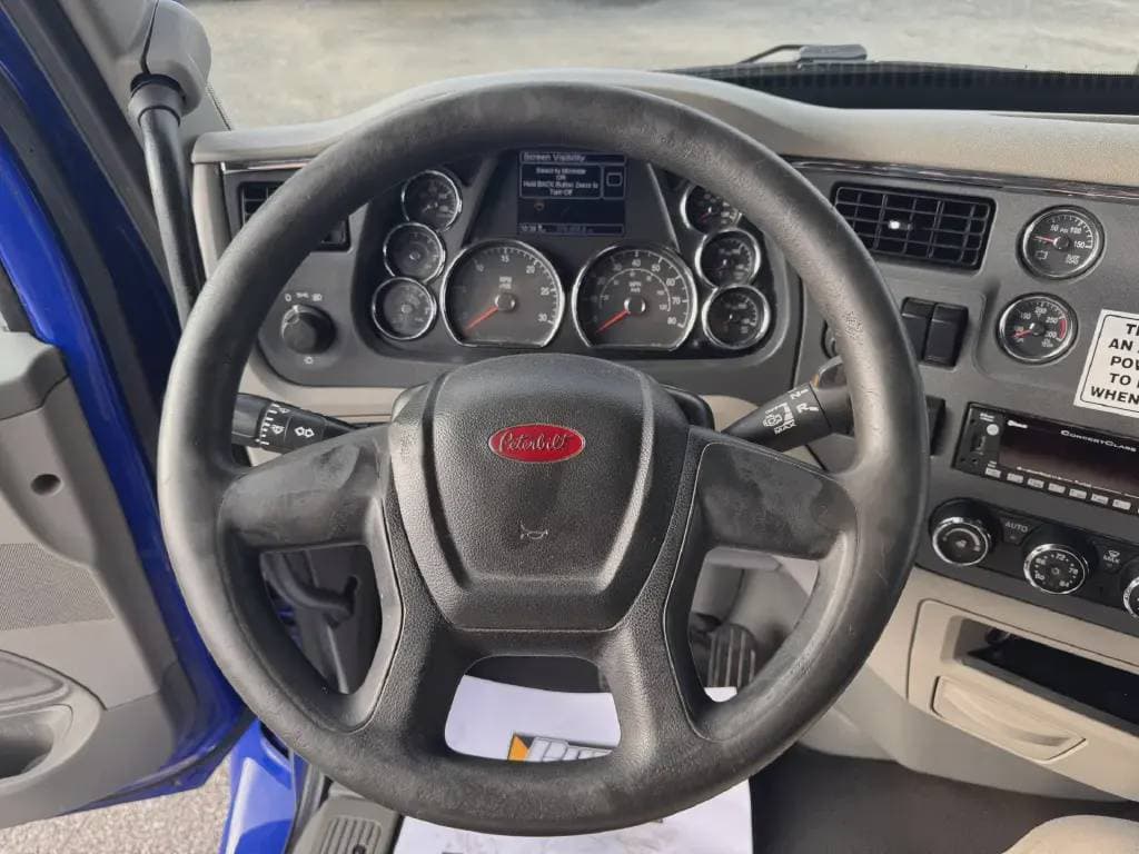 2022 Peterbilt 579 image 3