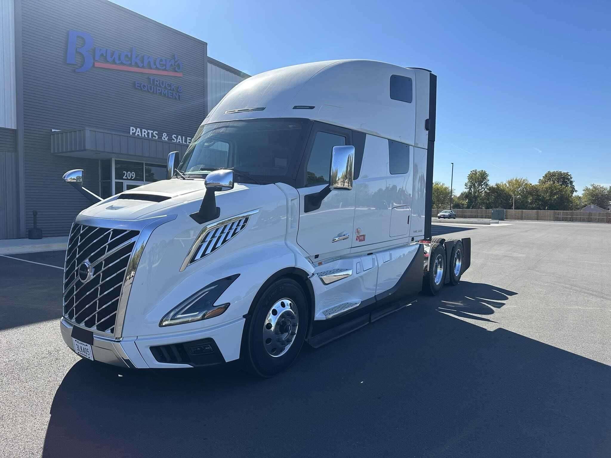 2025 Volvo NEW VNL image 9