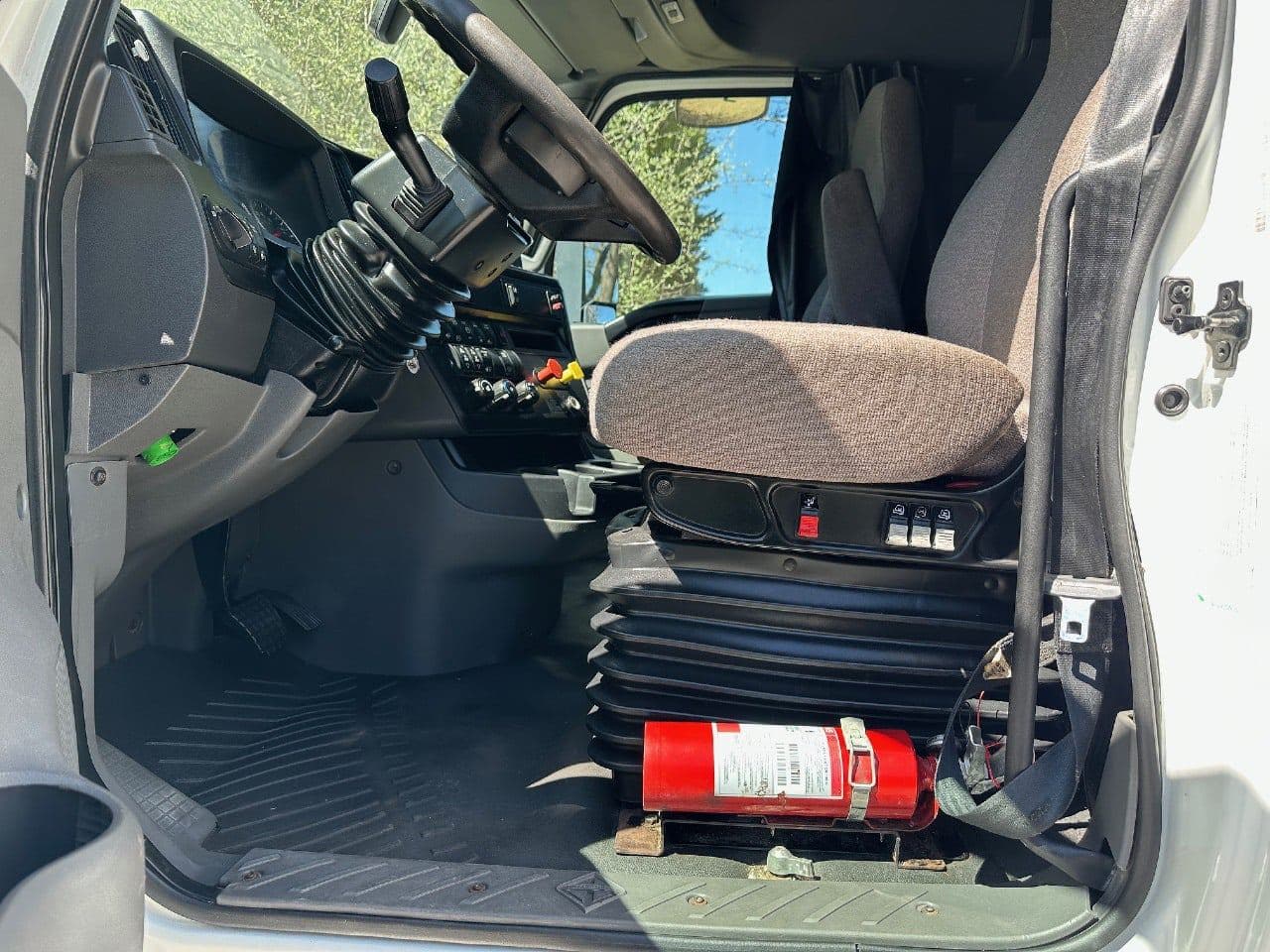 2018 International LT625 image 18