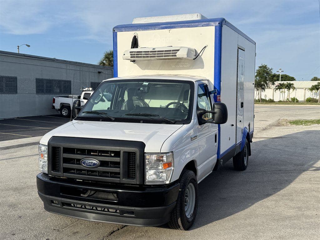 2023 Ford E350 Cutaway image 3
