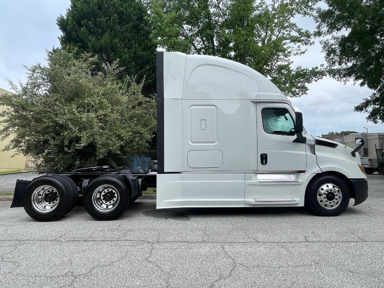 2019 Freightliner Cascadia 126 image 2