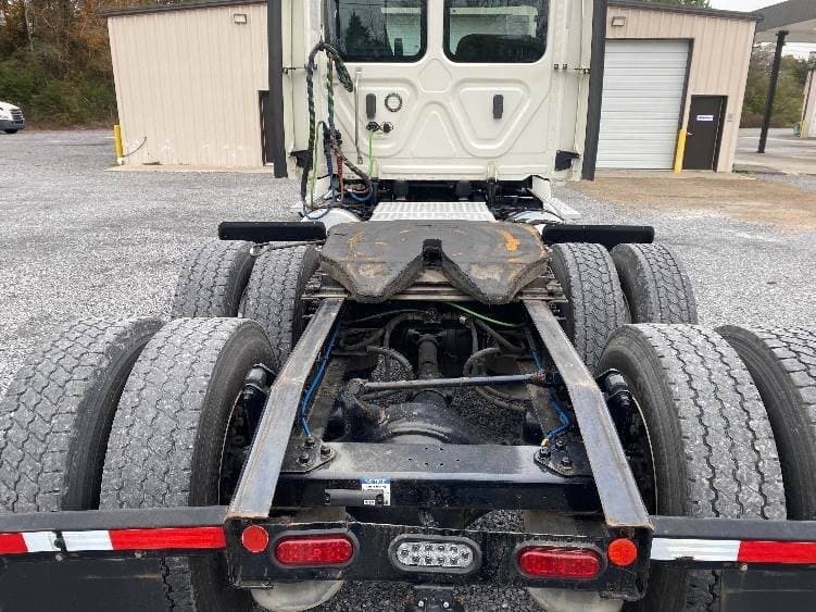 2019 Freightliner Cascadia 126 Day Cab Truck - 435HP, 12 Speed Automatic image 6