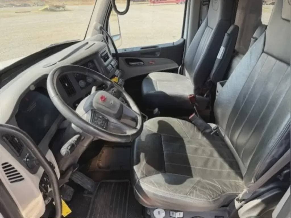 2023 Peterbilt 567 image 8