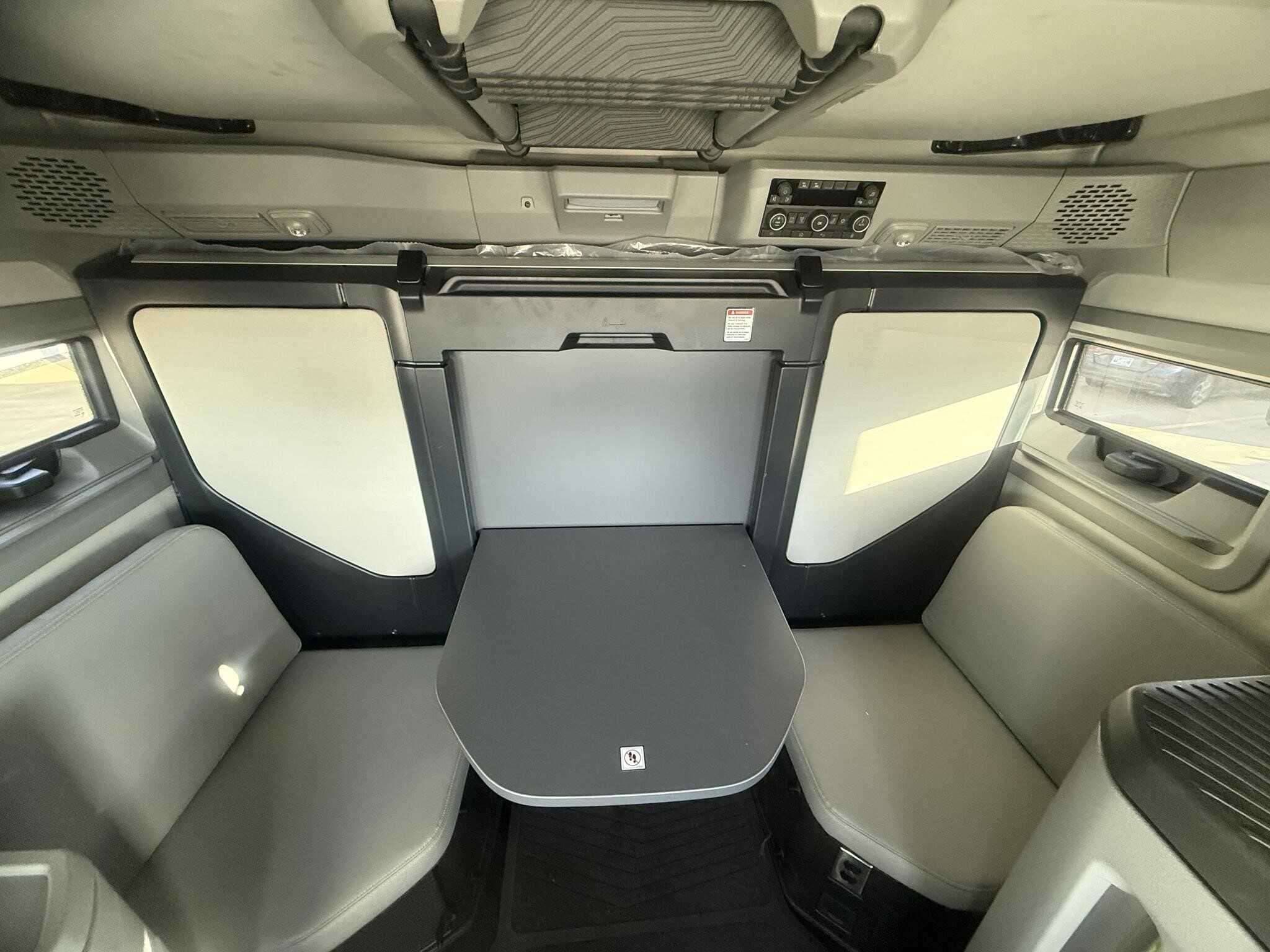 2026 Volvo NEW VNL image 7