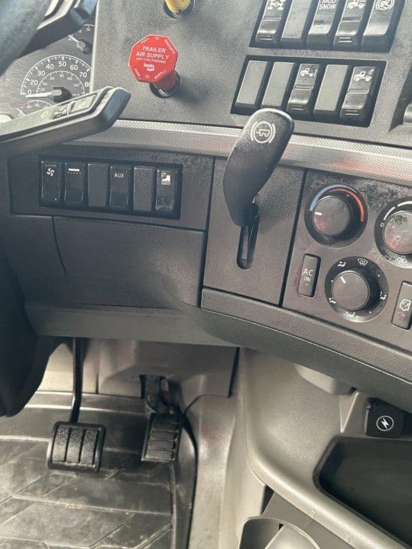 2023 Volvo VNL64T760 image 16