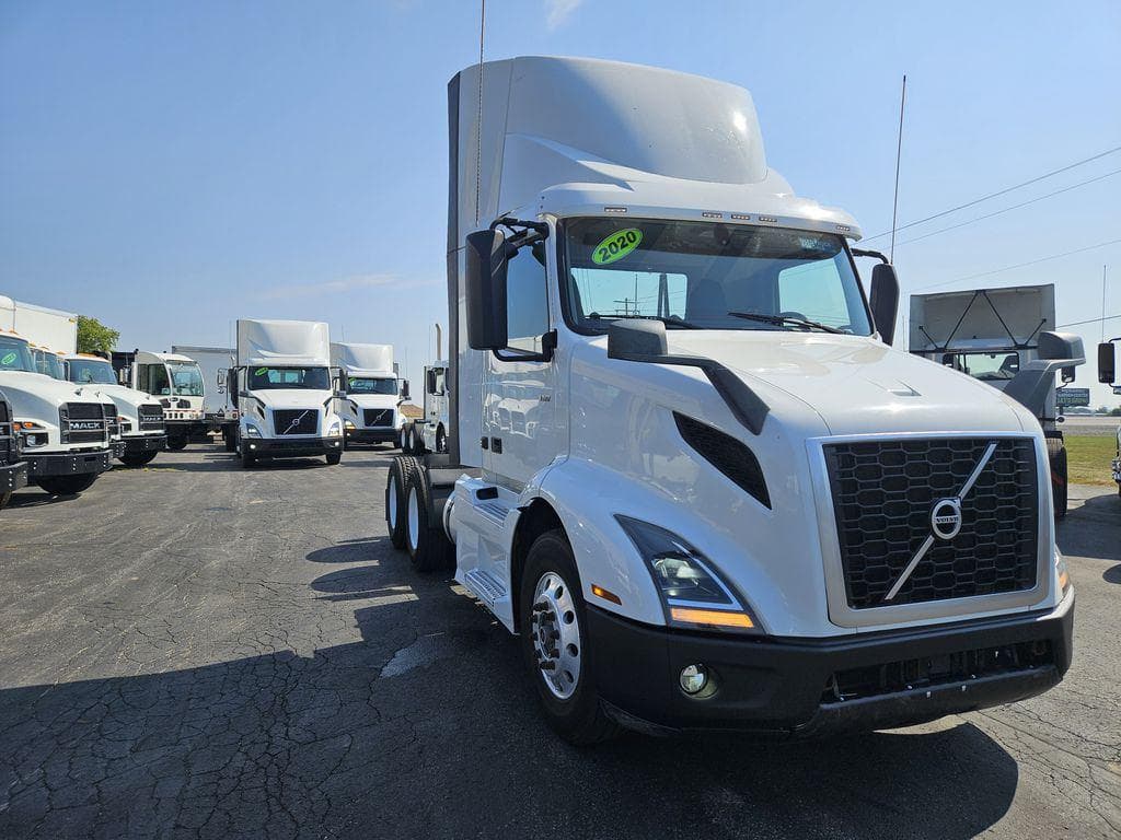 2020 Volvo VNR image 7