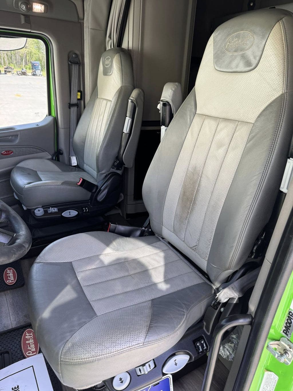 Used 2021 PETERBILT 567 image 3