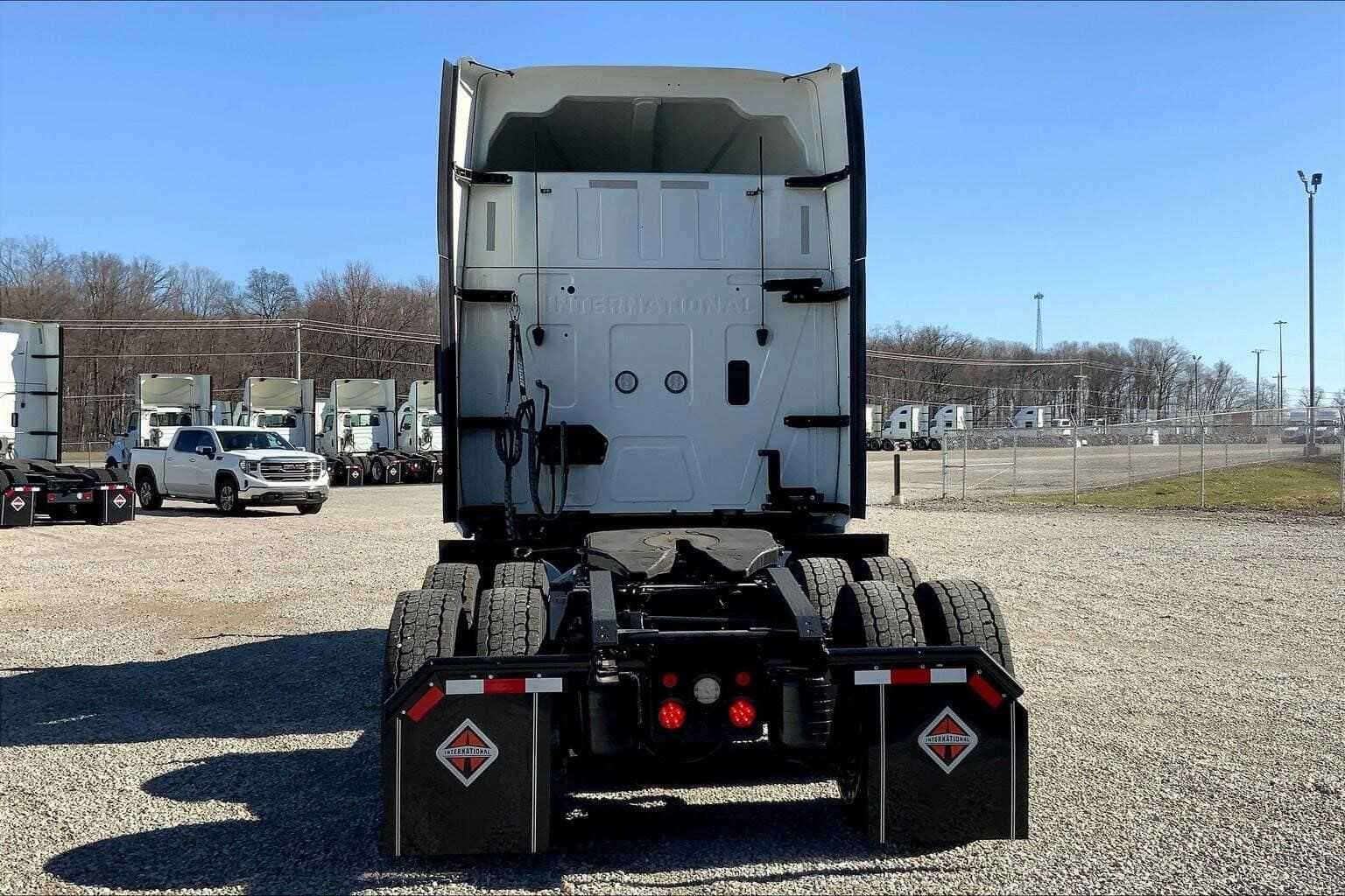2022 International LT625 image 5