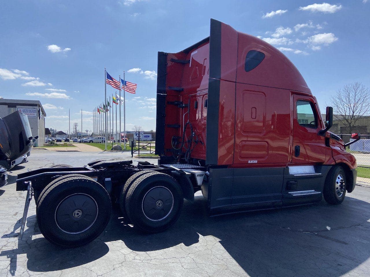 2022 FREIGHTLINER Cascadia CA126 ** Tandem Axle Sleeper image 4
