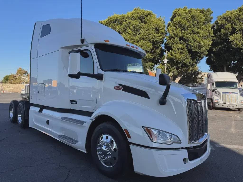 2022 Peterbilt 579 image 2
