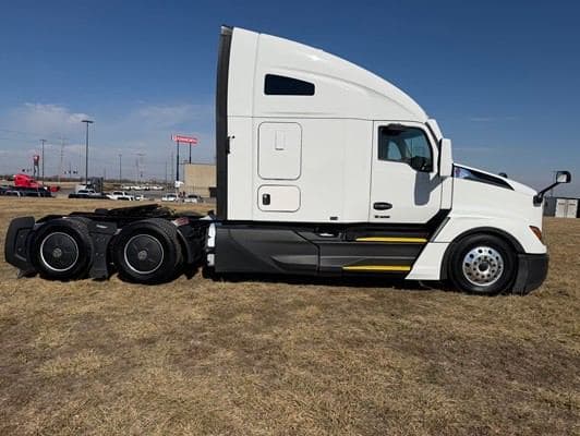 2023 Kenworth T680 image 2