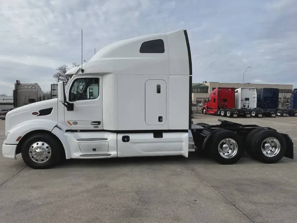 2022 Peterbilt 579 image 2