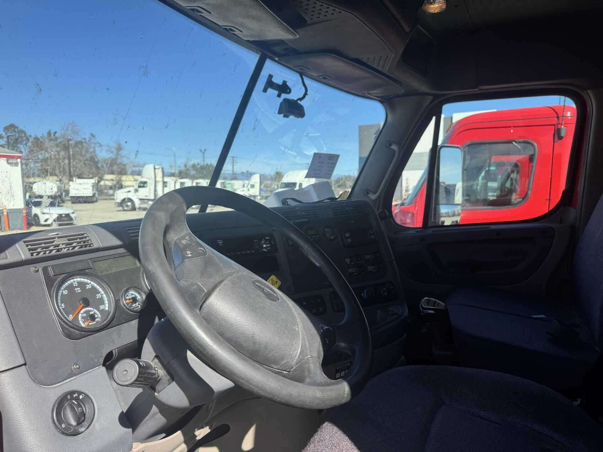 2018 Freightliner Cascadia 113 image 2