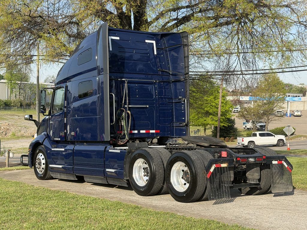 Used 2023 VOLVO VNL64T760 image 7