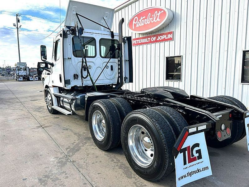 2021 Freightliner Cascadia 126 image 4
