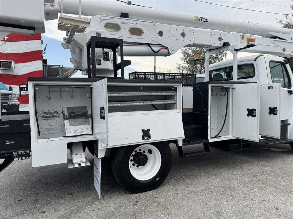 2018 Freightliner M2-106 image 21