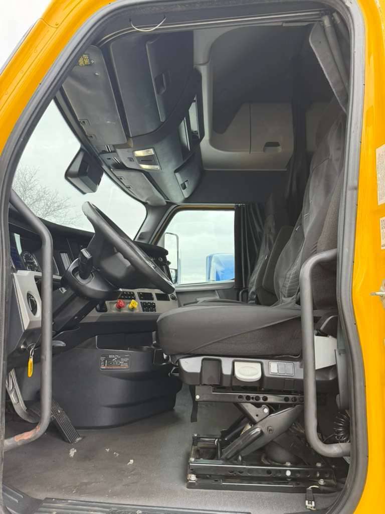 2022 Freightliner Cascadia image 7