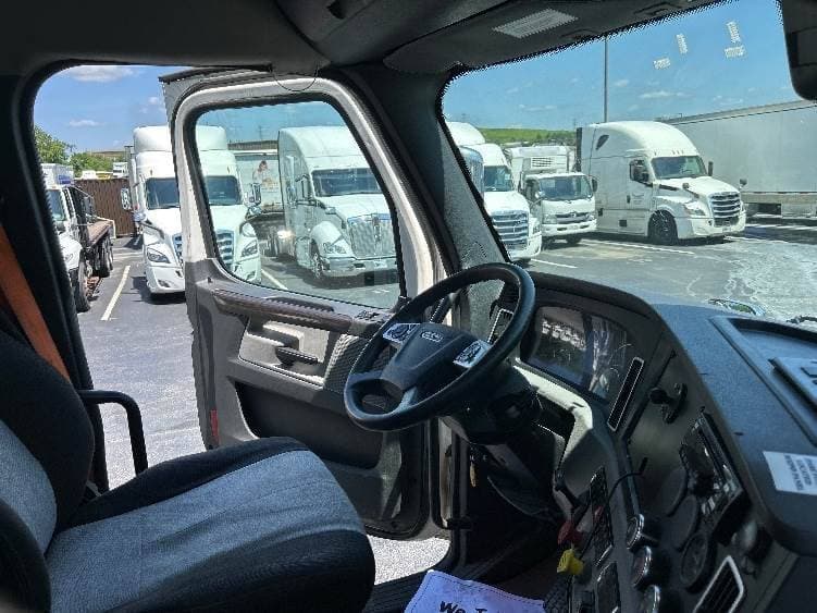 2022 Freightliner Cascadia image 10