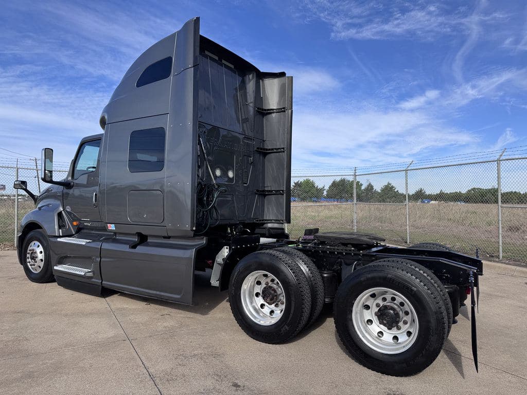 Used 2021 INTERNATIONAL LT625 image 10