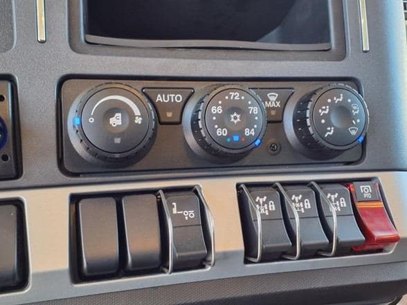 2025 Kenworth T880 image 10