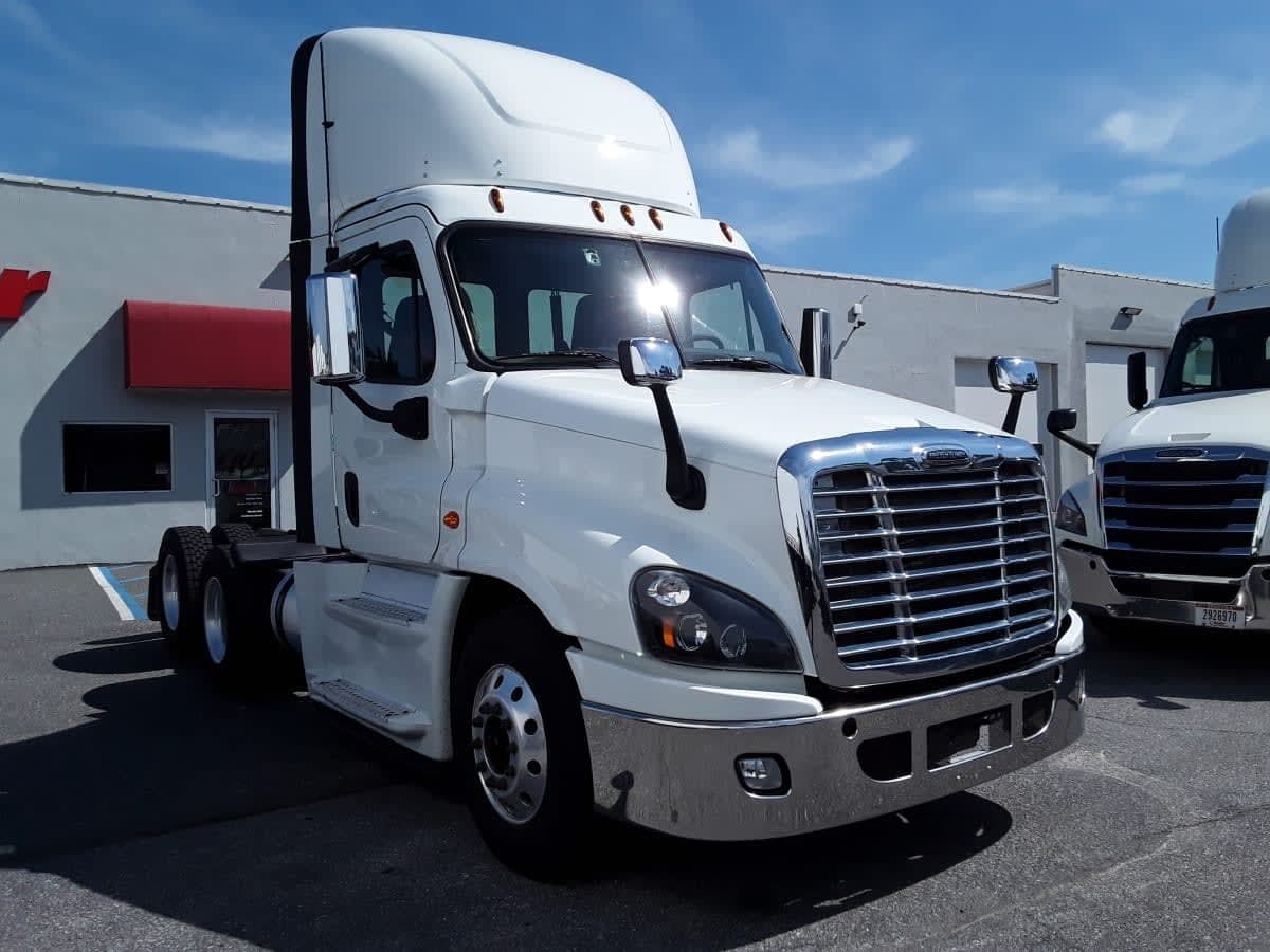 Used 2019 FREIGHTLINER Conventional - Day Cab - CASCADIA 125 image 1