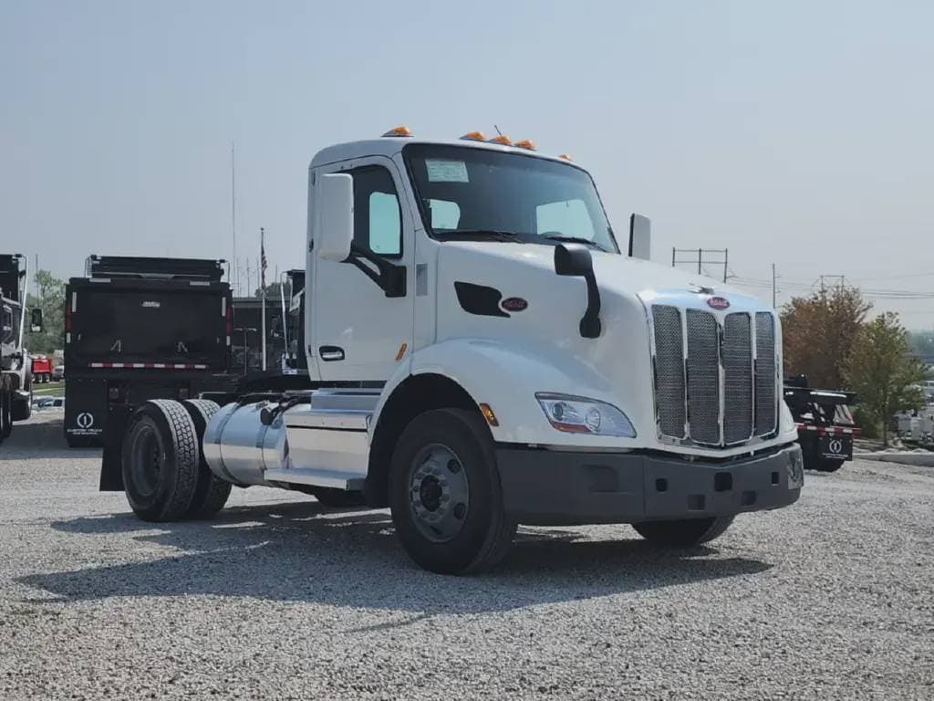 2022 Peterbilt 579 image 2