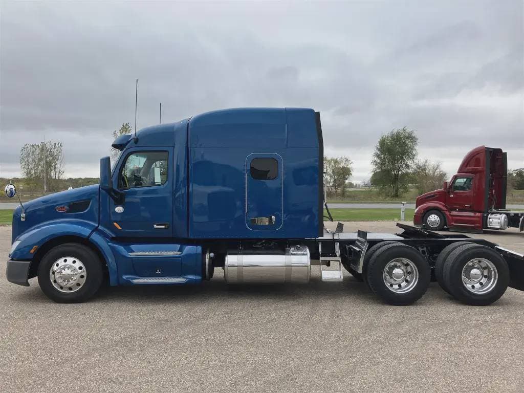 2022 Peterbilt 579 image 3