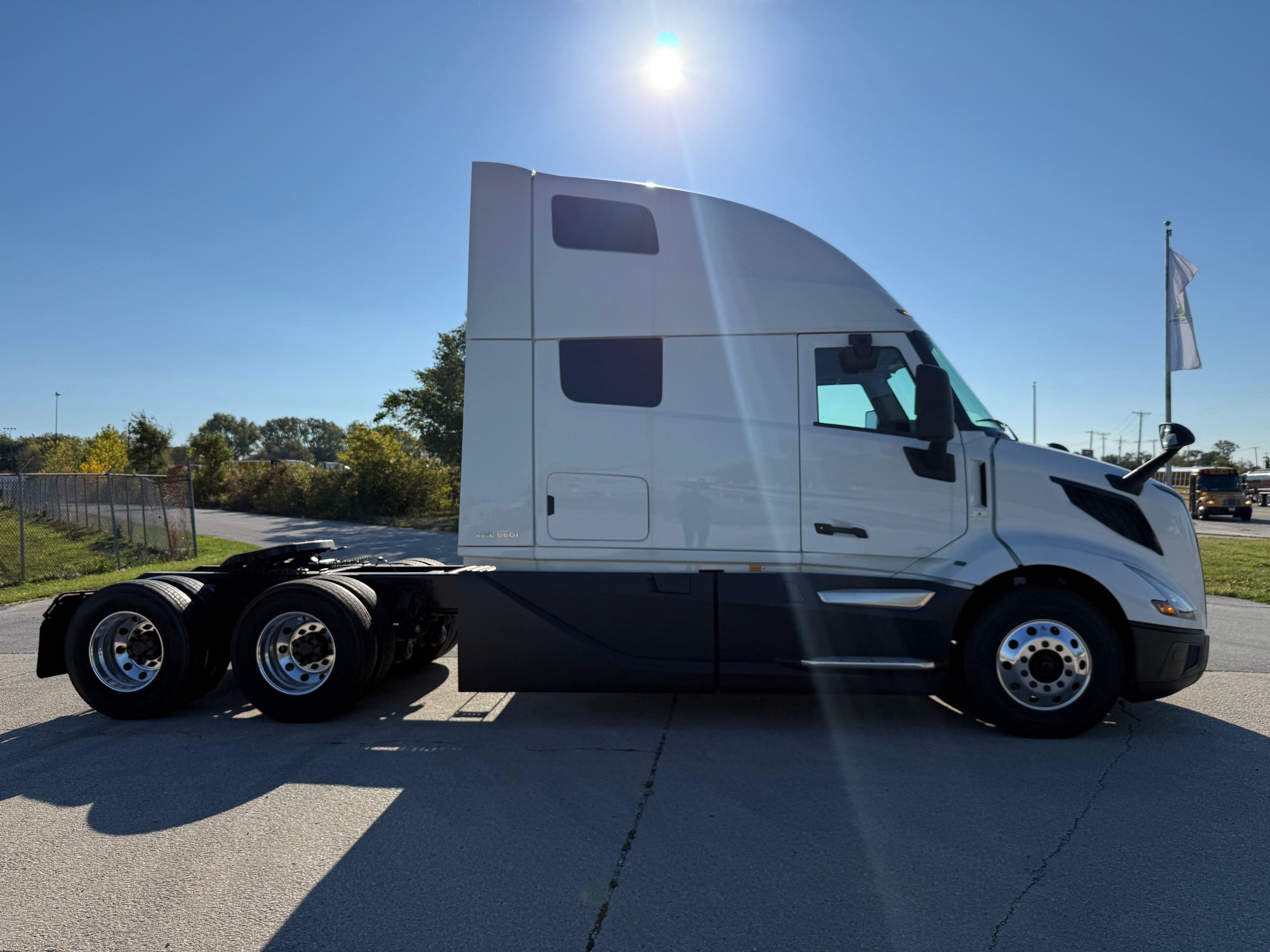 2026 Volvo VNL860 image 4