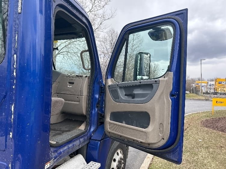 Used 2018 FREIGHTLINER Conventional - Day Cab, Tractor - CASCADIA 125 image 10