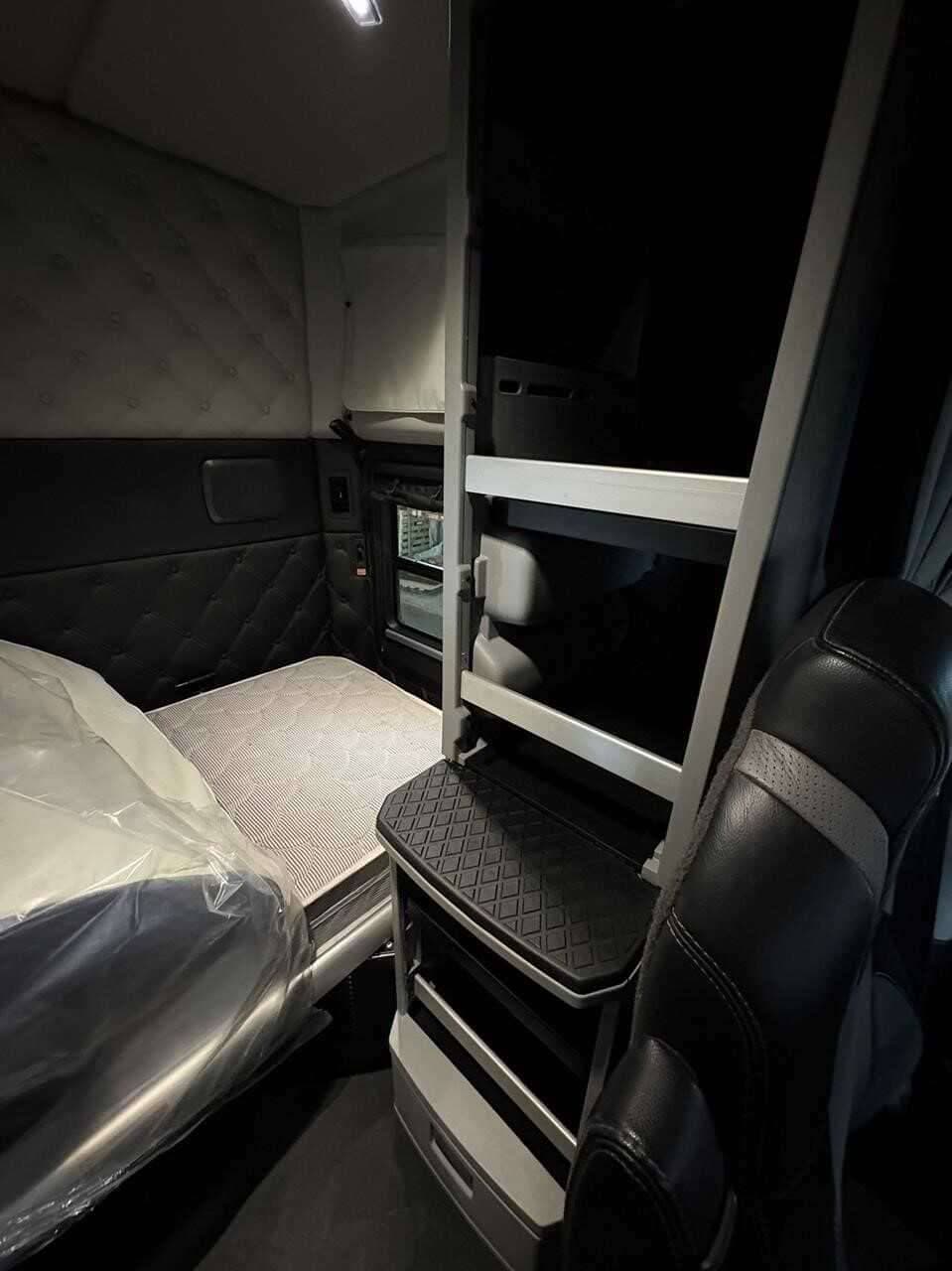 2023 Kenworth T880 image 8