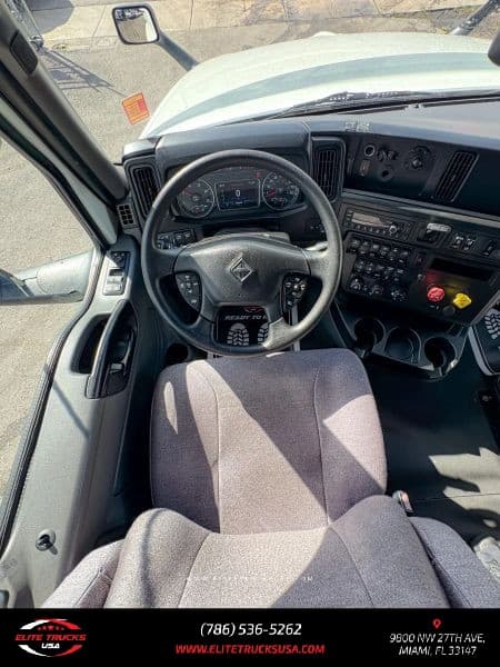 2022 International LT625 image 18