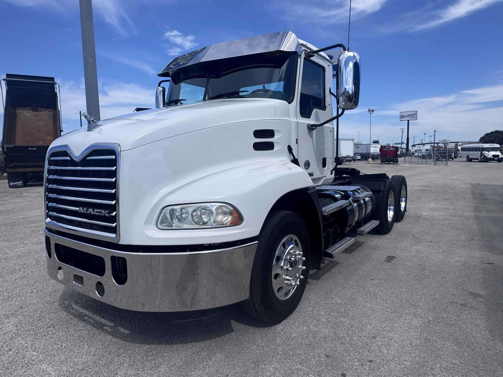 Used 2018 MACK PINNACLE CXU613 Conventional - Day Cab in San Antonio, TX image 1