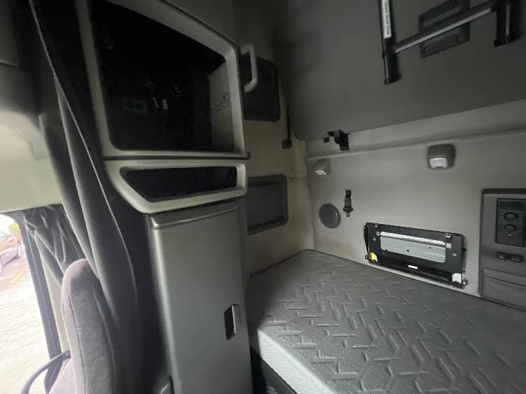 2022 Volvo VNL image 12